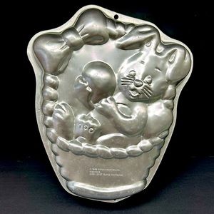 - Vintage 1998 Wilton Industries 2105-2037 “Bunny  In A Basket “ cake pan